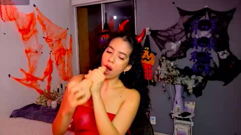 Snapshot of maithe_perroni chatting on 29, 10, 2025 Lauu online show from 29, 10, 2025