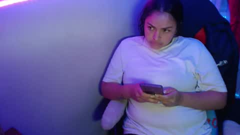 Snapshot of maitte_22 chatting on 19, 2, 2025 Hello friends Im on another account online show from 19, 2, 2025