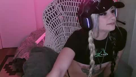 manicpixieslutt online show from 20, 11, 2025