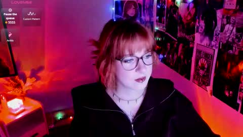 Snapshot of margaret_red chatting on 12, 9, 2025 Margaret online show from 12, 9, 2025