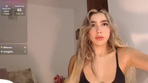 Snapshot of mariana_es chatting on 8, 10, 2025 Mariana online show from 8, 10, 2025