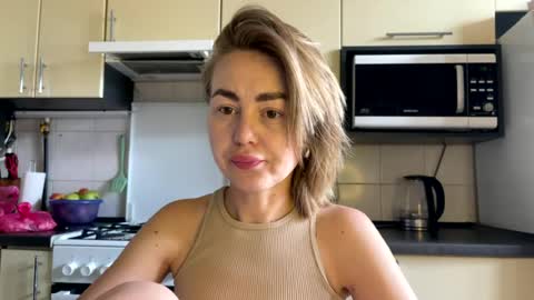 Snapshot of martaluna_ chatting on 5, 7, 2026 Marta online show from 5, 7, 2026