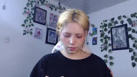 Snapshot of mary_janness chatting on 12, 1, 2025 100 online show from 12, 1, 2025