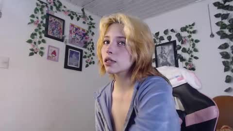 Snapshot of mary_janness chatting on 17, 1, 2025 100 online show from 17, 1, 2025