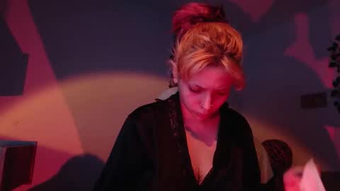 Snapshot of mary_janness chatting on 14, 12, 2025 100 online show from 14, 12, 2025