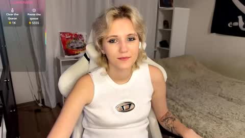 Snapshot of maudhendry chatting on 11, 9, 2025 Mia online show from 11, 9, 2025