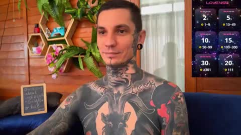 Snapshot of max_reaves chatting on 8, 1, 2025 online show from 8, 1, 2025