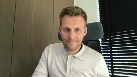 Snapshot of max_straight_1 chatting on 2, 10, 2025 Max take off clothes online show from 2, 10, 2025