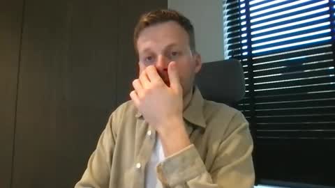 Snapshot of max_straight_1 chatting on 25, 11, 2025 Max take off clothes online show from 25, 11, 2025