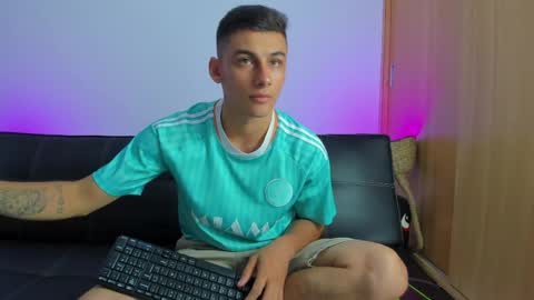 Snapshot of max_wild01 chatting on 23, 4, 2026 MAX online show from 23, 4, 2026