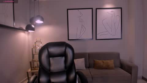 Snapshot of mayamoretti chatting on 17, 12, 2025 Maya online show from 17, 12, 2025