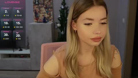 Snapshot of maymallorie chatting on 15, 11, 2025 may online show from 15, 11, 2025
