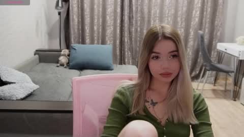 Snapshot of maymallorie chatting on 18, 11, 2025 may online show from 18, 11, 2025