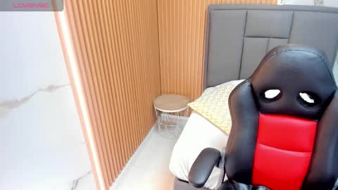 Snapshot of meganzarick chatting on 28, 10, 2025 M E G A N online show from 28, 10, 2025