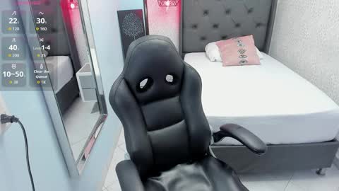 Snapshot of meganzarick chatting on 4, 11, 2025 M E G A N online show from 4, 11, 2025