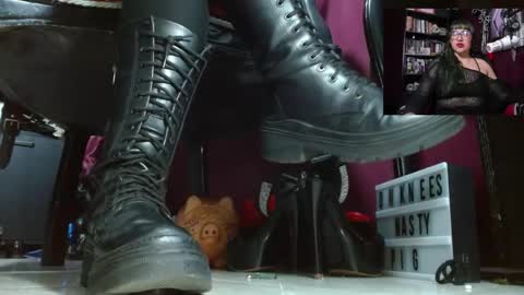 Snapshot of megoddessara chatting on 16, 5, 2026 Goddess Sara online show from 16, 5, 2026