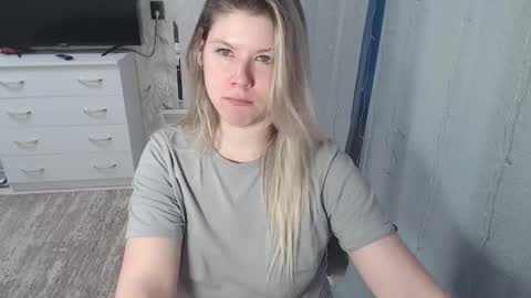 Melissa  Ray online show from 4, 2, 2025