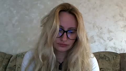 Snapshot of melly_rosey chatting on 16, 6, 2026 Melly online show from 16, 6, 2026