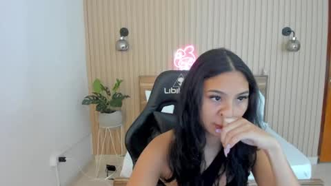 Snapshot of melody_flowers chatting on 8, 3, 2025 Melody online show from 8, 3, 2025