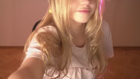 Snapshot of mermaids_ chatting on 12, 1, 2025 Lara OFFLINE online show from 12, 1, 2025