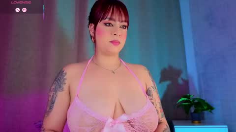 Snapshot of mia_bonneett chatting on 18, 11, 2025 online show from 18, 11, 2025