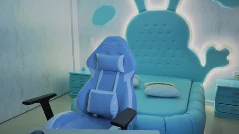 Mia Cuttee online show from 20, 10, 2025