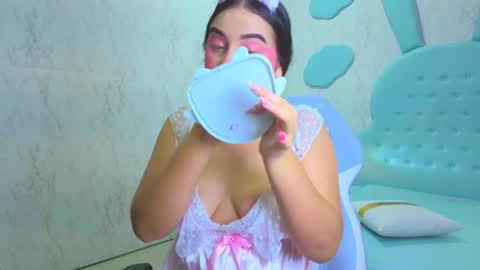 Mia Cuttee online show from 24, 11, 2025