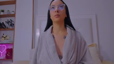 Sarah Luna online show from 2, 3, 2025