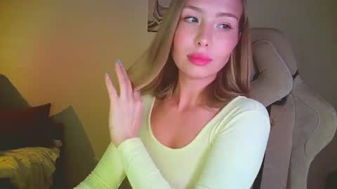 Snapshot of mia_fleur_ chatting on 17, 6, 2026 Mia online show from 17, 6, 2026