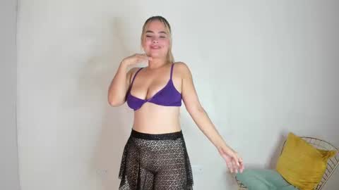 Snapshot of mia_hansper chatting on 8, 1, 2025 Mia online show from 8, 1, 2025