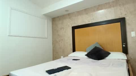 MIALOPEZ      .     Y      .      online show from 9, 2, 2025