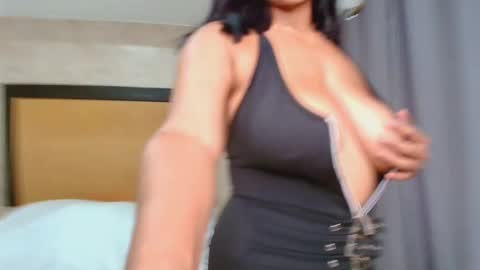 MIALOPEZ      .     Y      .      online show from 18, 9, 2025