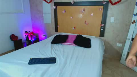 MIALOPEZ      .     Y      .      online show from 12, 3, 2026