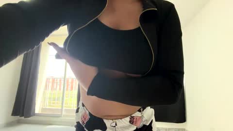 Mia Roux online show from 6, 10, 2025