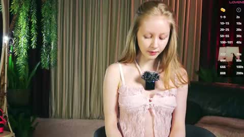 Snapshot of mia_vebes chatting on 19, 11, 2025 Mia online show from 19, 11, 2025