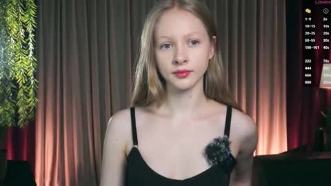 Snapshot of mia_vebes chatting on 18, 12, 2025 Mia online show from 18, 12, 2025