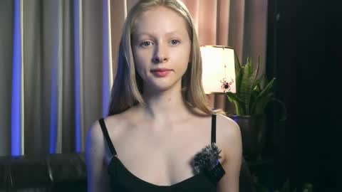 Snapshot of mia_vebes chatting on 19, 12, 2025 Mia online show from 19, 12, 2025