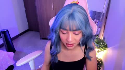 mia  nicolle online show from 10, 4, 2026