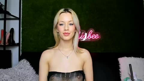 Snapshot of miabeex chatting on 17, 5, 2026 MiaBeeX online show from 17, 5, 2026