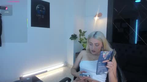 Snapshot of miacarperrlux chatting on 10, 2, 2026 MiaCarper online show from 10, 2, 2026