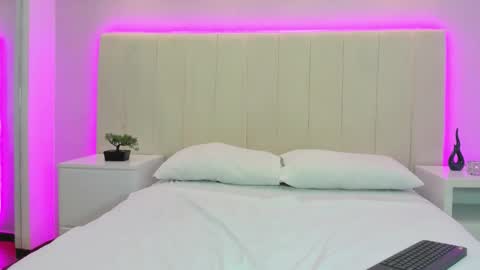 Snapshot of miah_skinny chatting on 10, 10, 2025 Mia online show from 10, 10, 2025