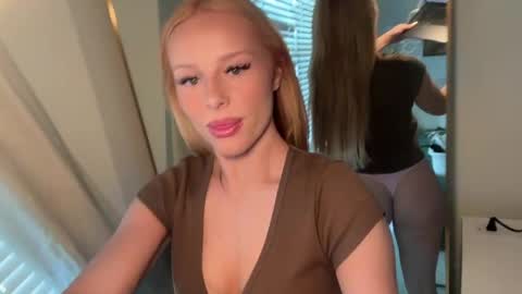 Snapshot of miaharperxox chatting on 4, 6, 2026 Mia Harper online show from 4, 6, 2026