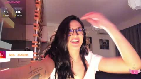 Mia online show from 17, 2, 2025