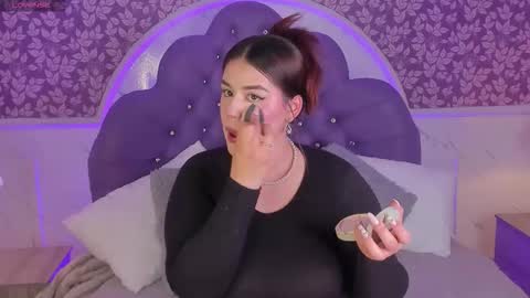 Snapshot of miamontoya chatting on 19, 11, 2025 Mia -5 7001400 Follow online show from 19, 11, 2025