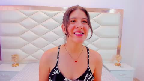 Snapshot of miaqueen021 chatting on 24, 1, 2025 Sweetie Mia online show from 24, 1, 2025