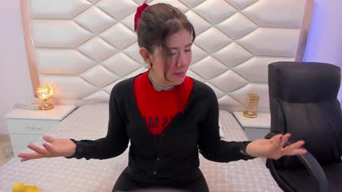 Snapshot of miaqueen021 chatting on 3, 2, 2025 Sweetie Mia online show from 3, 2, 2025