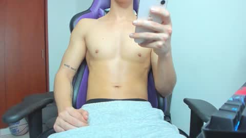 Snapshot of michael_twink18 chatting on 20, 12, 2025 Michael online show from 20, 12, 2025