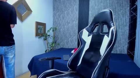 Mike 0233 online show from 12, 11, 2025