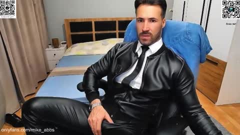 Snapshot of mikestrip chatting on 30, 9, 2025 Mike online show from 30, 9, 2025