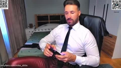 Snapshot of mikestrip chatting on 28, 10, 2025 Mike online show from 28, 10, 2025